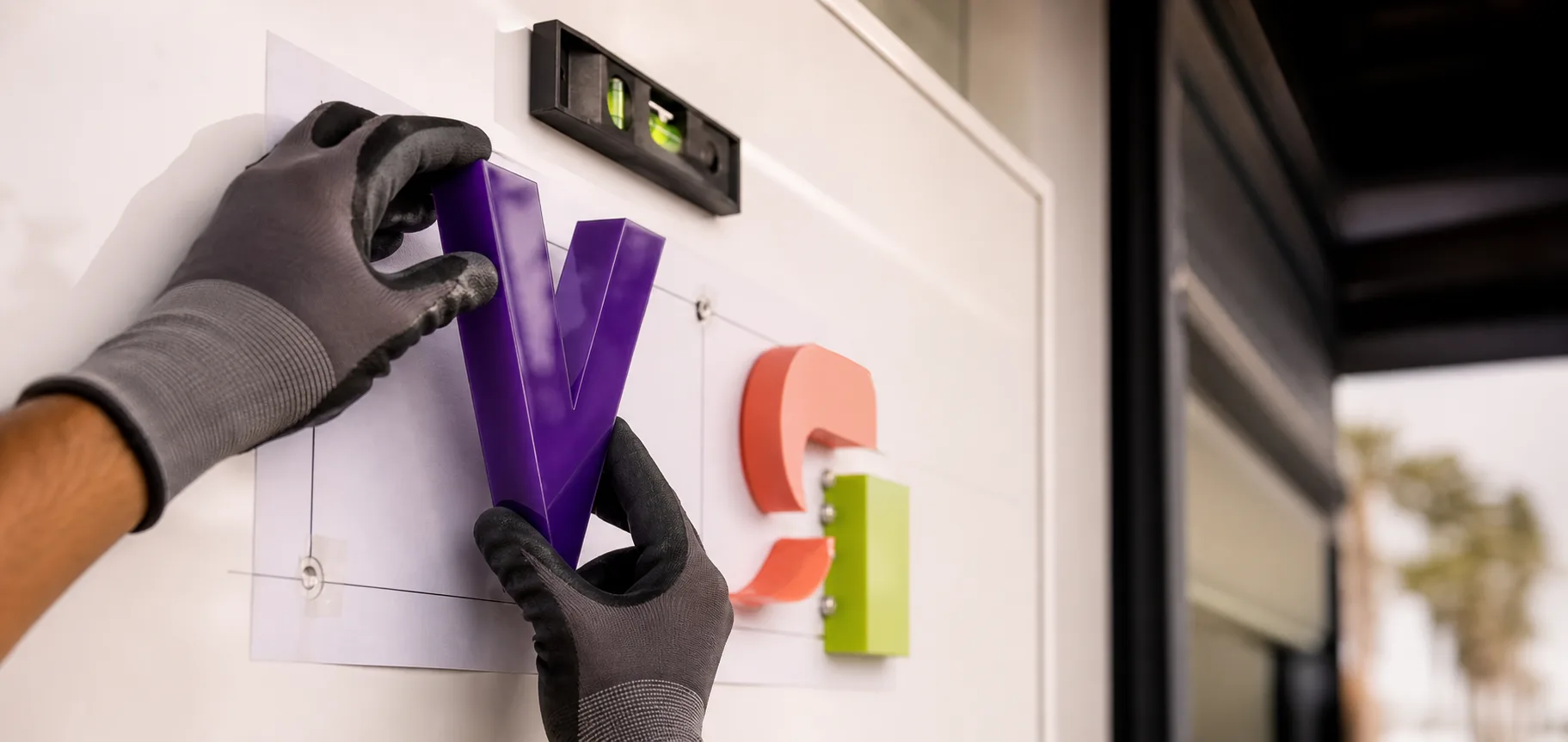 Instalación de un anuncio tridimensional sobre una fachada comercial