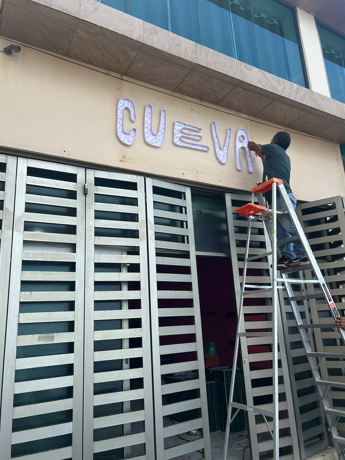 Proceso real de montaje y conexión LED de las letras de Cueva