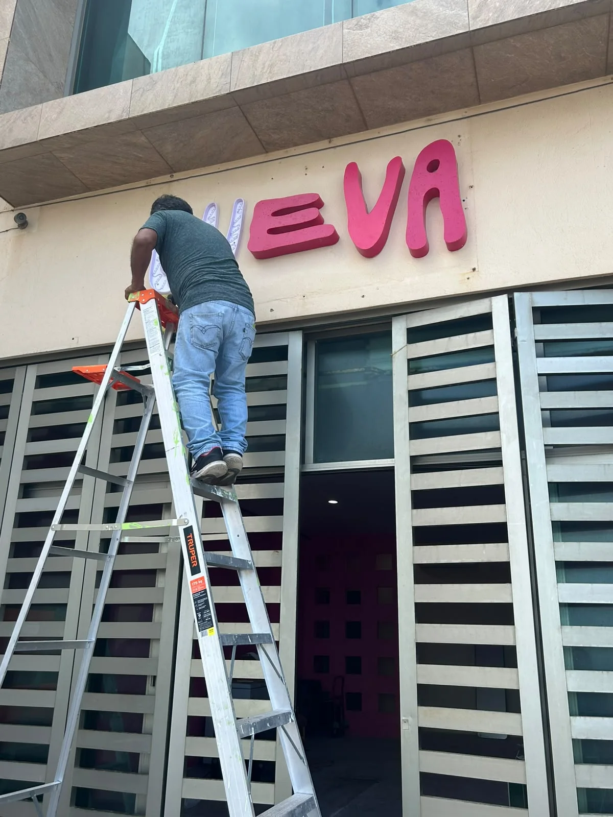 Trabajo real de instalación de letras tridimensionales luminosas para una fachada