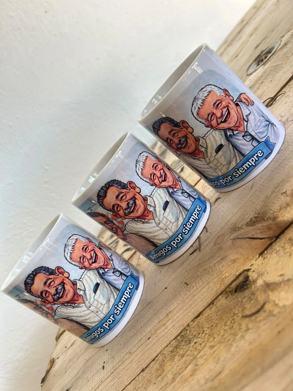 Trabajo real de tazas personalizadas con una ilustración conmemorativa